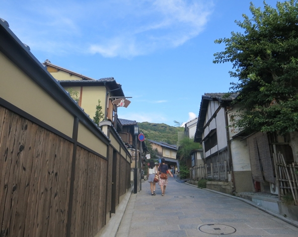 京都一日遊 (建議行程：京都代表性建築:世界遺產〈金閣寺〉、世界遺產〈清水寺〉、八坂神社、花見小路)