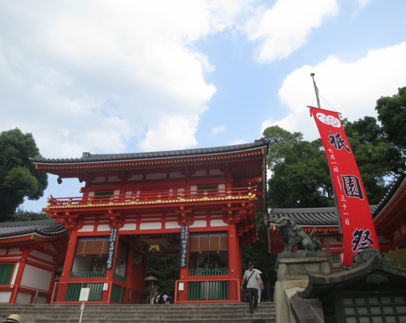 京都一日遊 (建議行程：京都代表性建築:世界遺產〈金閣寺〉、世界遺產〈清水寺〉、八坂神社、花見小路)